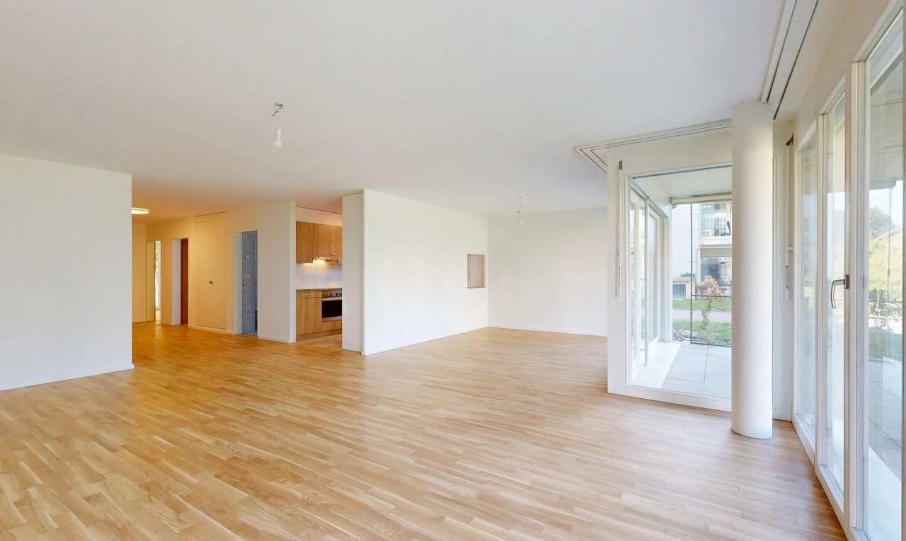 leerer raum mit außenzugang, gipskartonwand, drywall, holzfußboden, und wood finish floor
