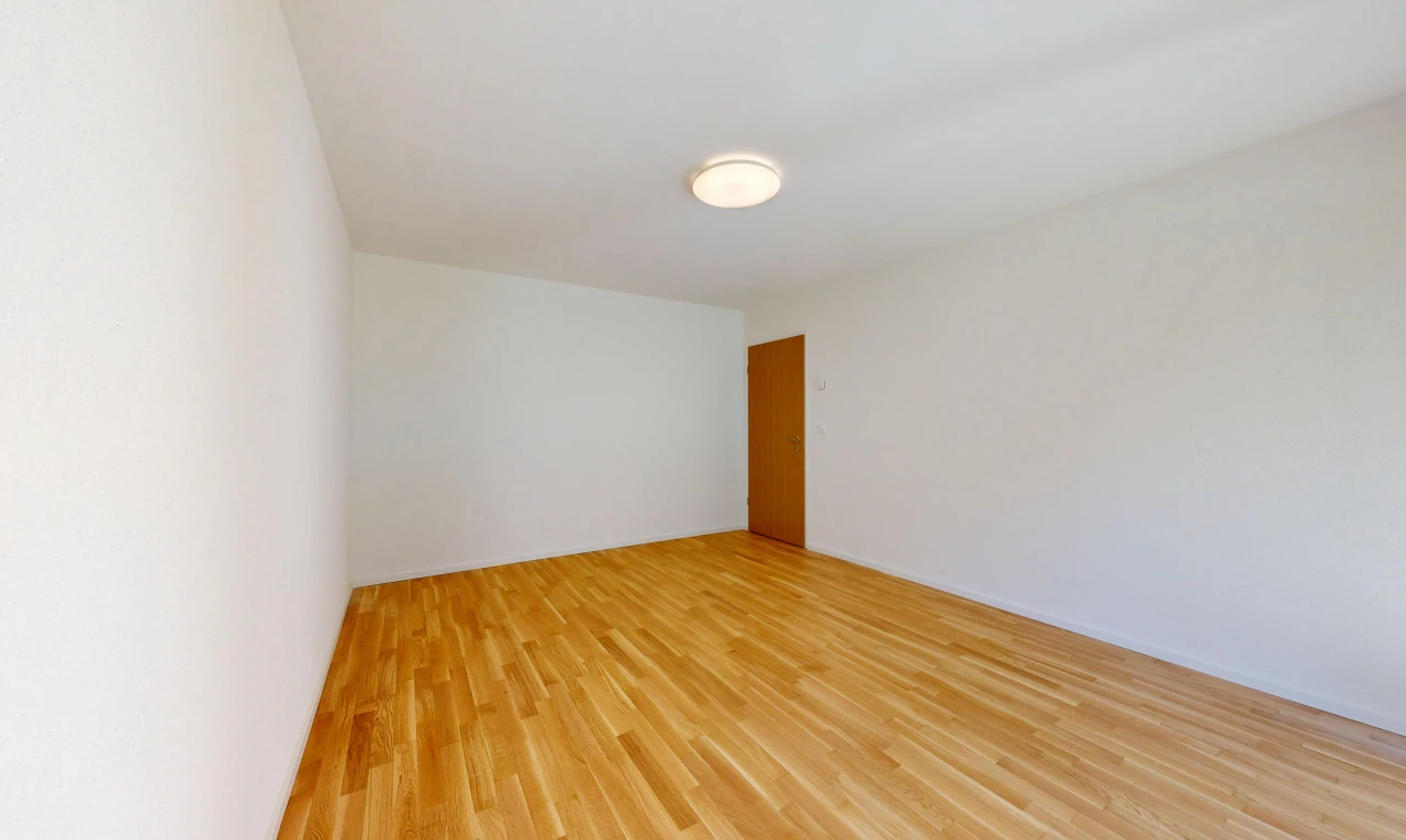 leerer raum mit gipskartonwand, drywall, holzfußboden, wood finish floor, und inside property