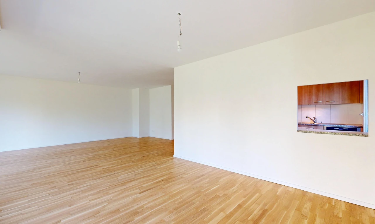leerer raum mit drywall, gipskartonwand, inside property, wood finish floor, und holzfußboden