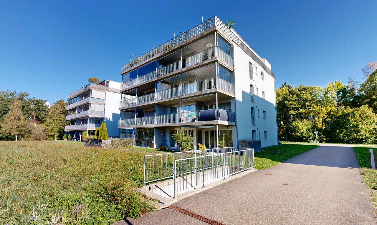 außenansicht mit apartment complex view, blick auf wohnanlage, day time, und from community