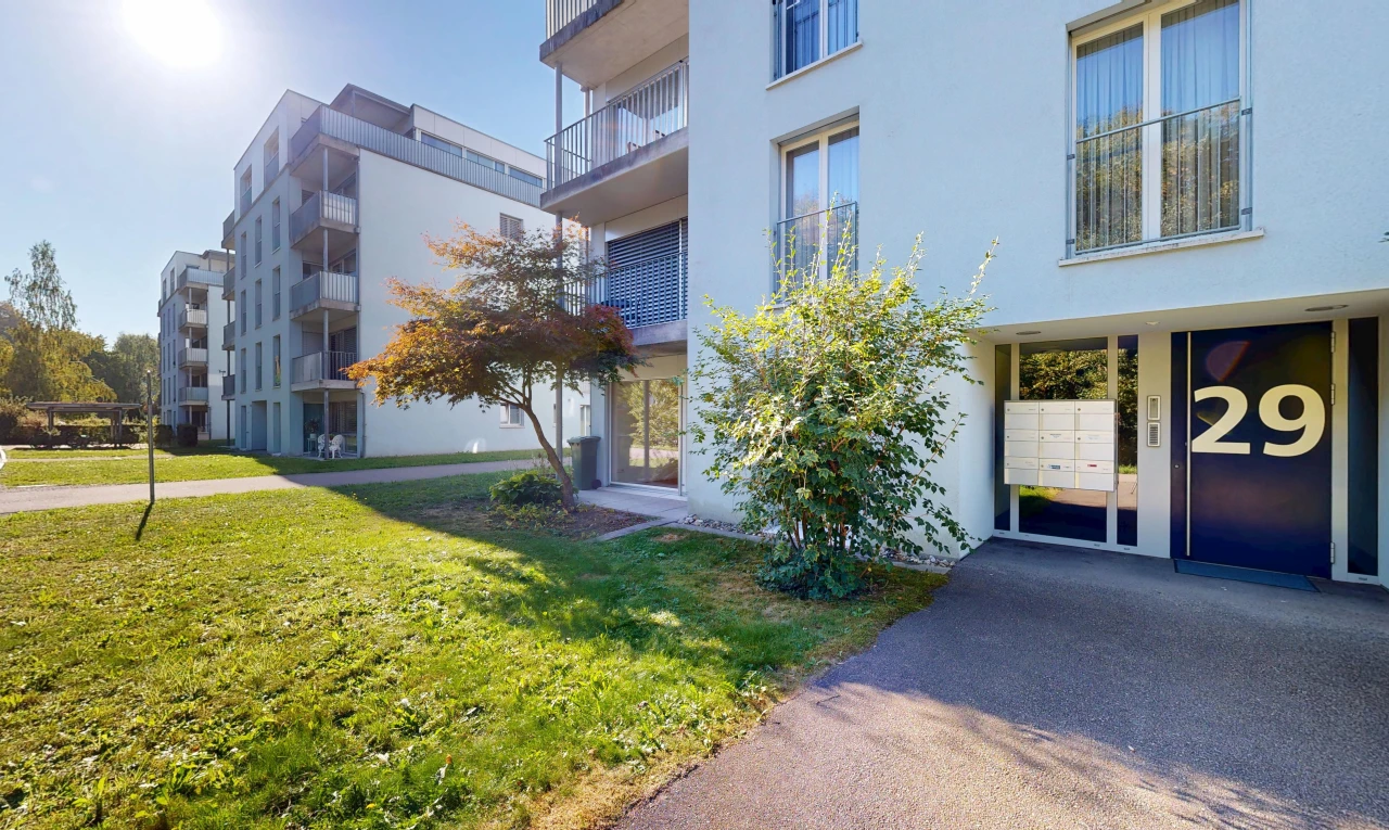 außenansicht mit apartment complex view, blick auf wohnanlage, und day time