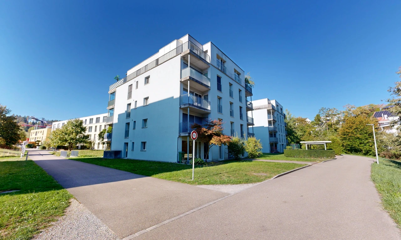 außenansicht mit apartment complex view, blick auf wohnanlage, day time, und from community