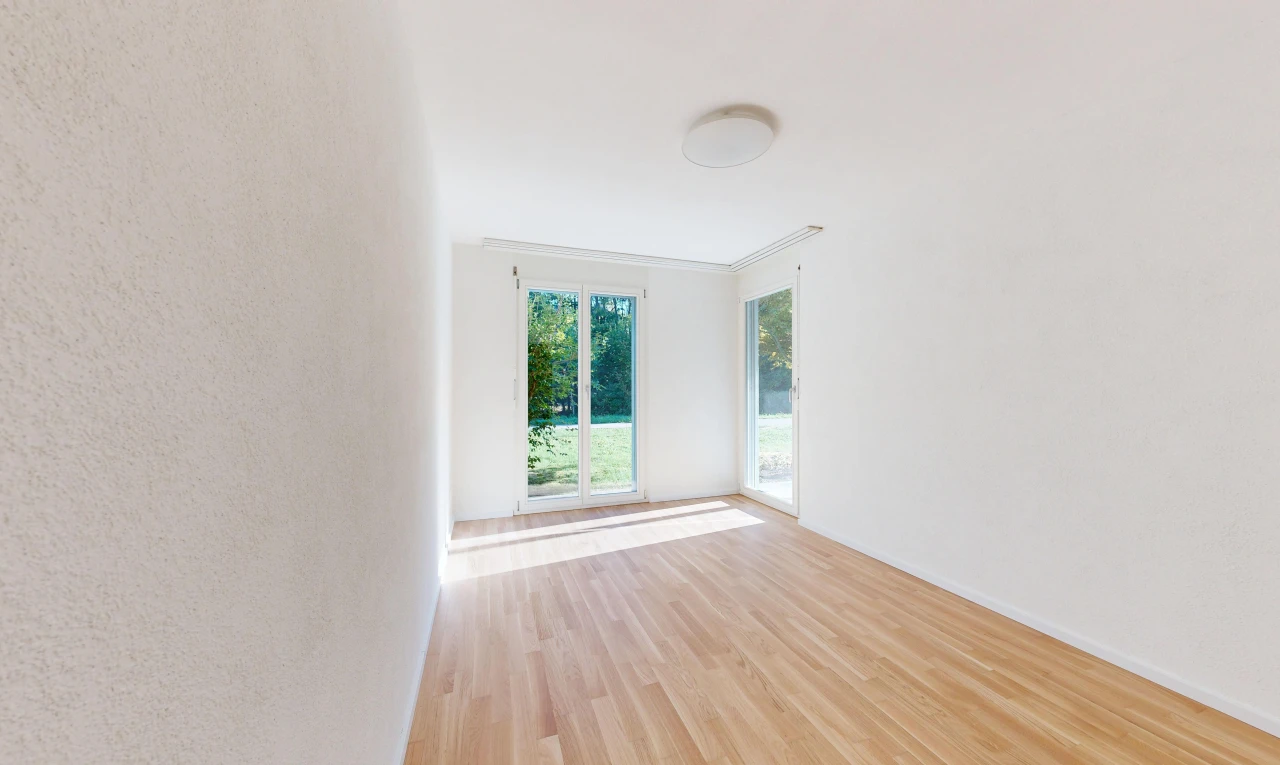 leerer raum mit außenzugang, holzfußboden, wood finish floor, inside property, und light floor