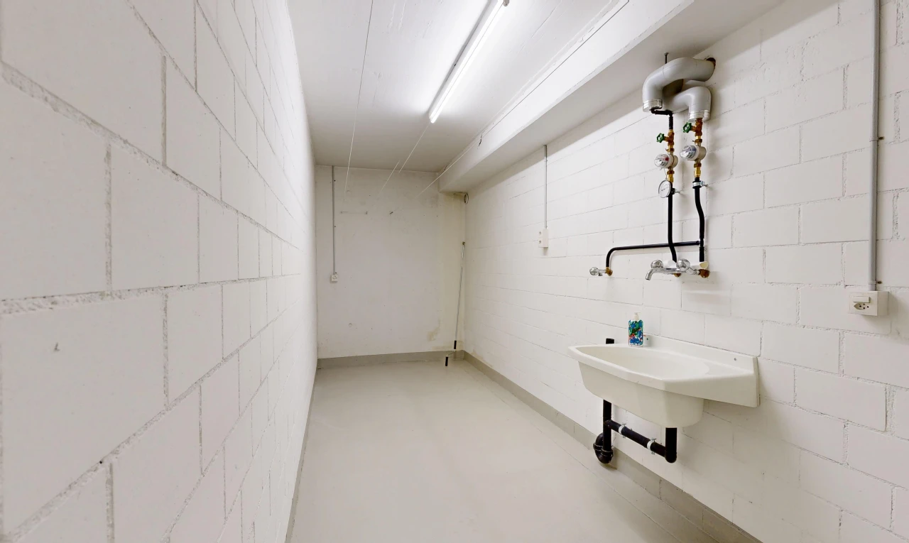 bad mit waschbecken und inside community