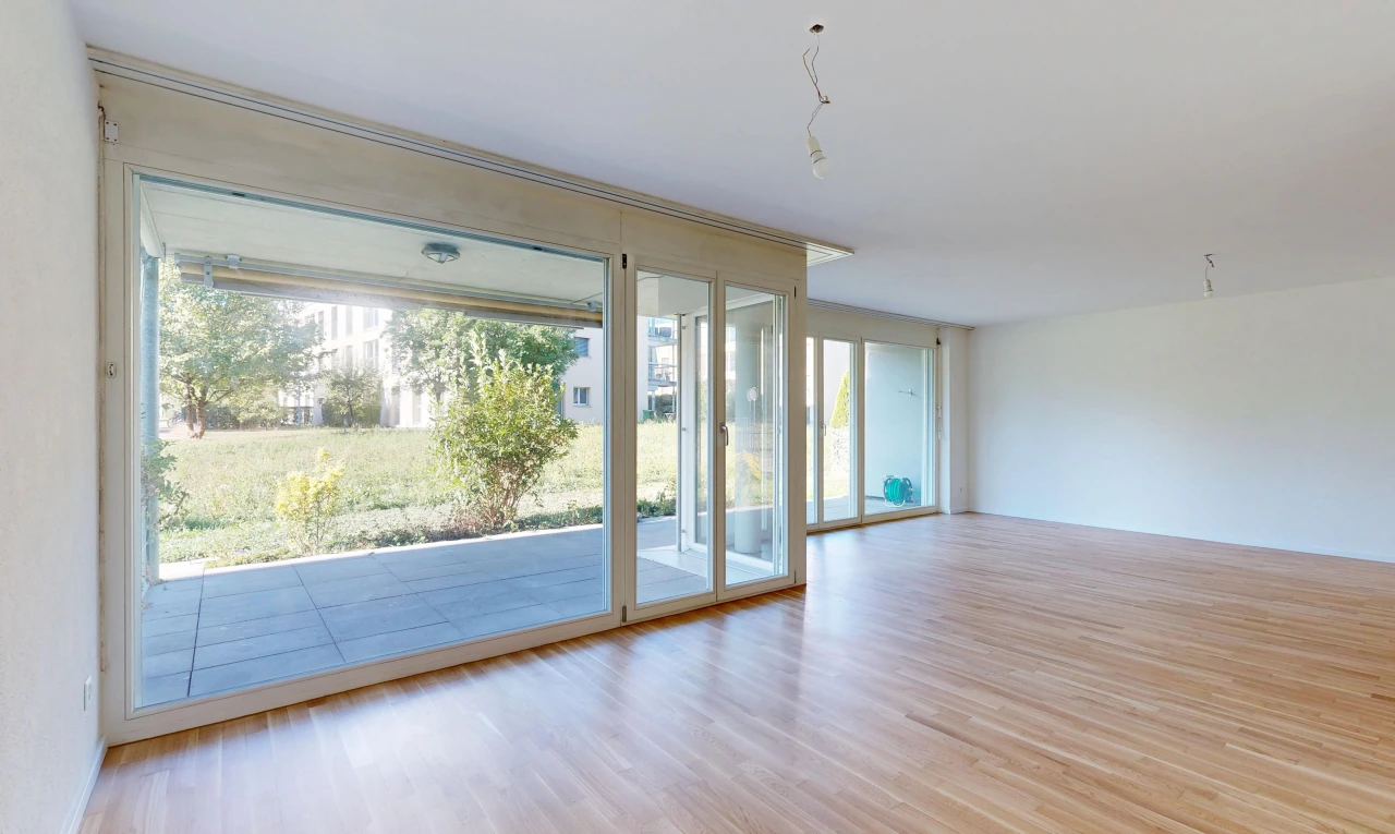 leerer raum mit drywall, gipskartonwand, außenzugang, wood finish floor, und holzfußboden