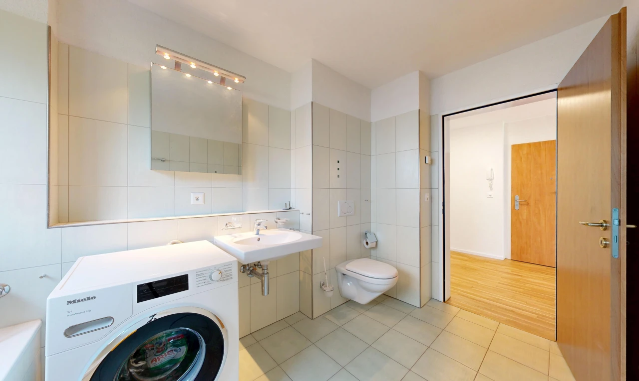 bad mit tumbler, fliesenwand, tile wall, spiegel, und light floor