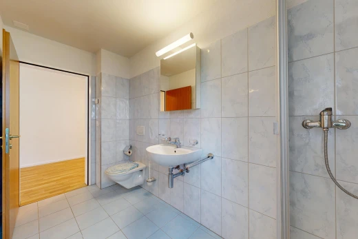 bad mit komplettes badezimmer, spiegel, fliesenwand, tile wall, und dusche