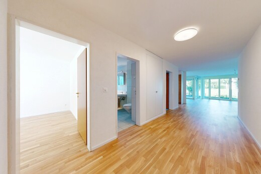 couloir avec drywall, cloison sèche, wood finish floor, sol en finition bois, et inside property