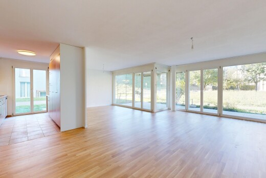 pièce vide avec accès à l'extérieur, inside property, light floor, cloison sèche, et drywall