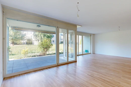 leerer raum mit drywall, gipskartonwand, außenzugang, wood finish floor, und holzfußboden