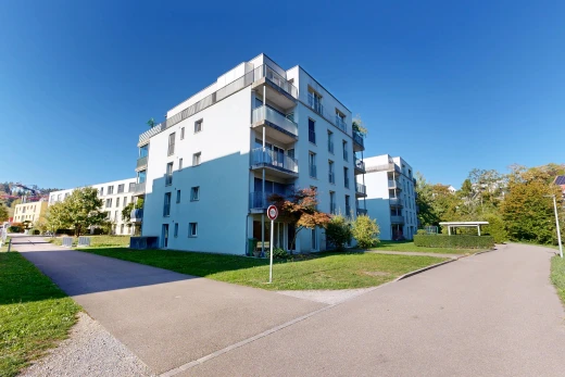 außenansicht mit apartment complex view, blick auf wohnanlage, day time, und from community