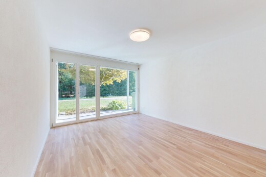 pièce vide avec drywall, cloison sèche, wood finish floor, sol en finition bois, et inside property