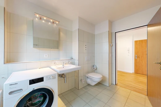 bad mit tumbler, fliesenwand, tile wall, spiegel, und light floor