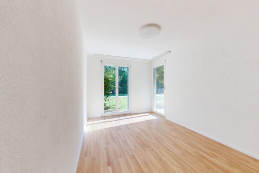 pièce vide avec accès à l'extérieur, sol en finition bois, wood finish floor, inside property, et light floor
