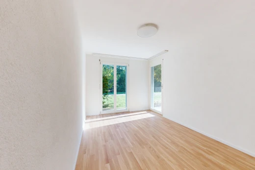 leerer raum mit außenzugang, holzfußboden, wood finish floor, inside property, und light floor