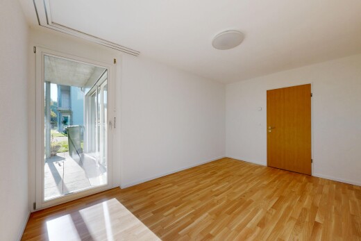 pièce vide avec drywall, cloison sèche, accès à l'extérieur, wood finish floor, et sol en finition bois