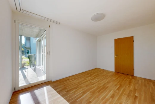 leerer raum mit drywall, gipskartonwand, außenzugang, wood finish floor, und holzfußboden