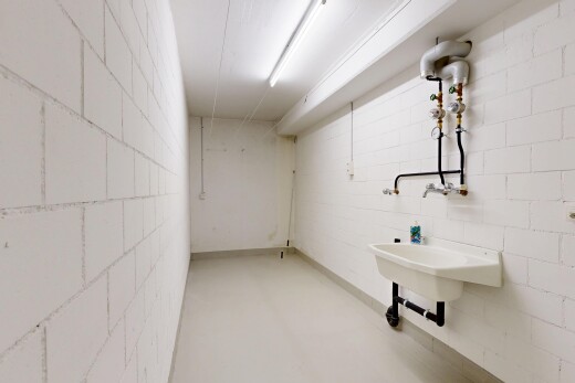 salle de bains avec évier et inside community