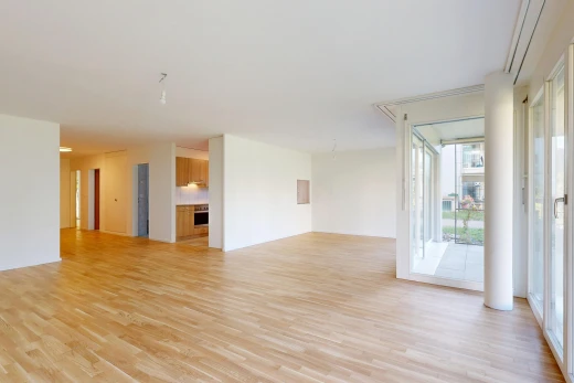 leerer raum mit außenzugang, gipskartonwand, drywall, holzfußboden, und wood finish floor