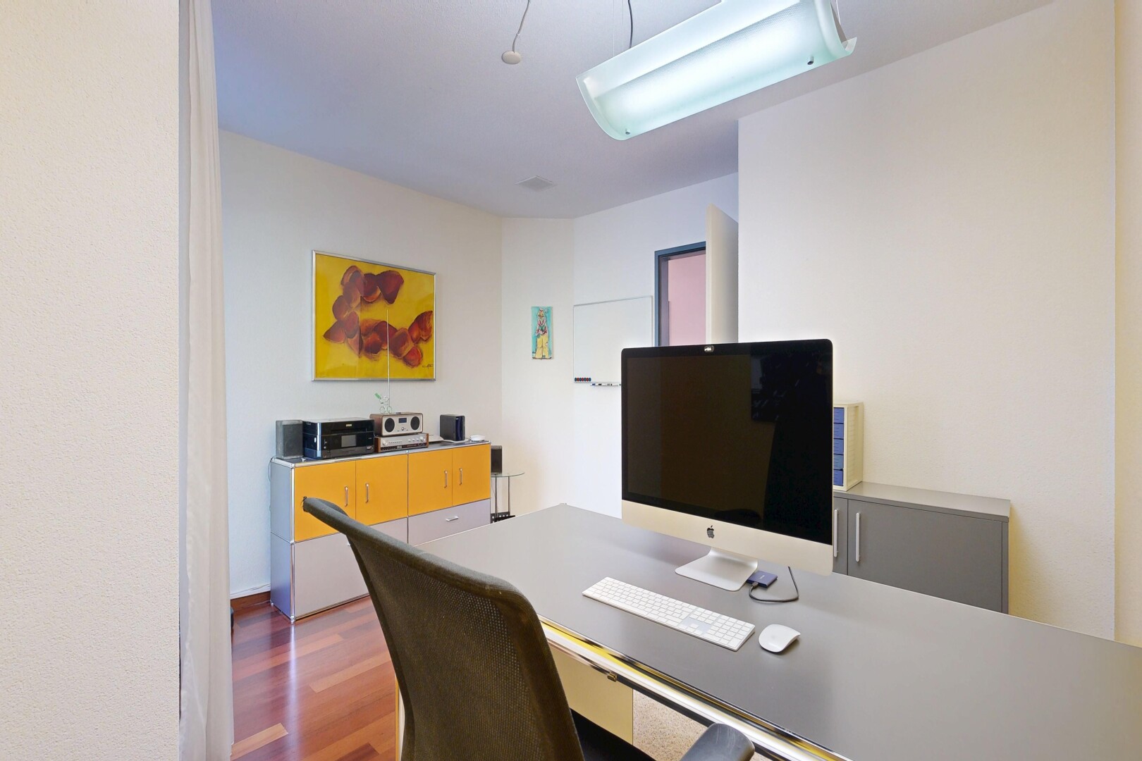 bureau avec télévision, wood finish floor, sol en finition bois, inside property, et drywall