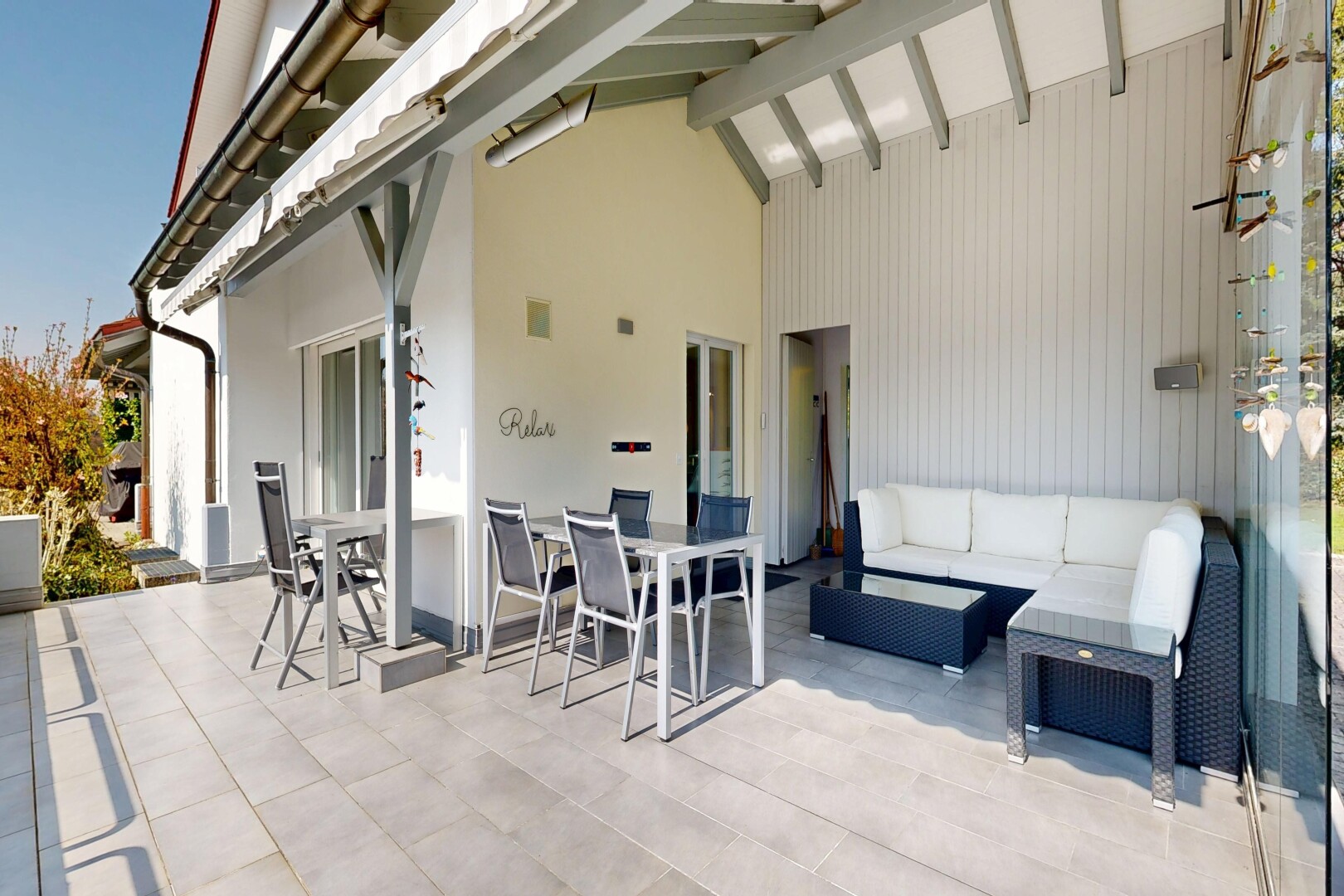 terrasse avec coin repas extérieur, terrasse, property visible, et espace de vie extérieur