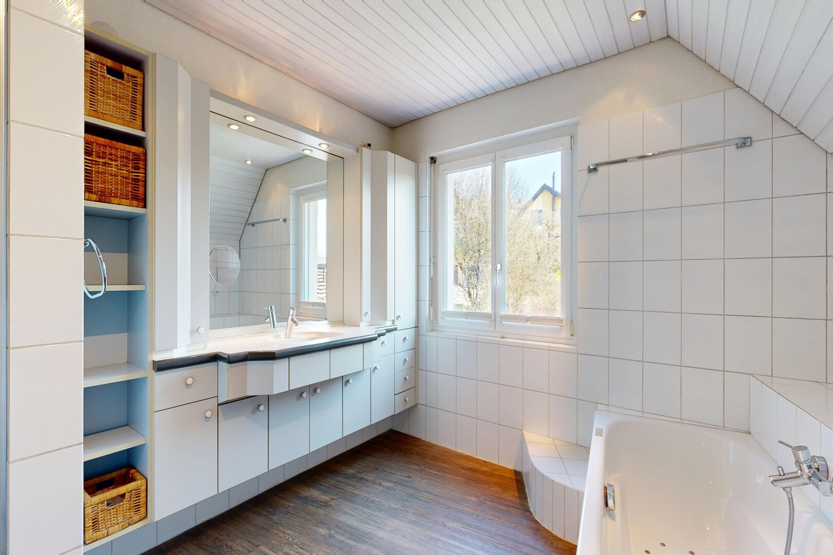 salle de bains avec bain, lavabo (ou coiffeuse selon le contexte), mur en carrelage, tile wall, et salle de bain complète