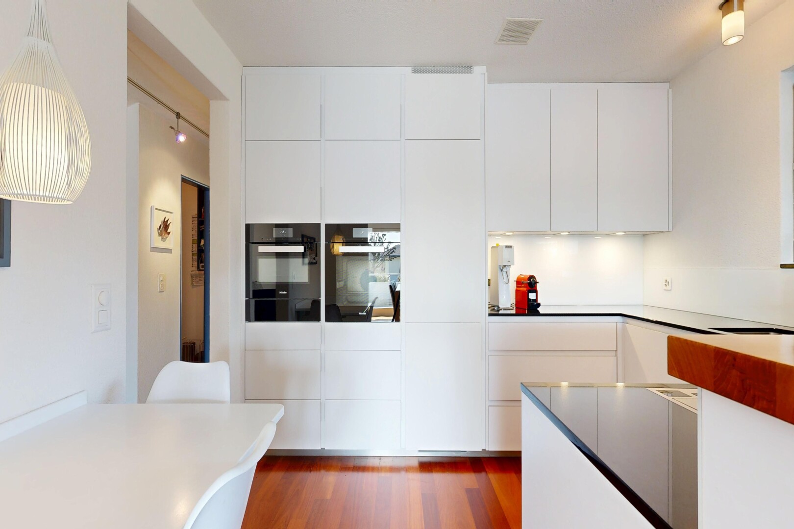 cuisine avec armoires blanches, white cabinets, cloison sèche, drywall, et inside property