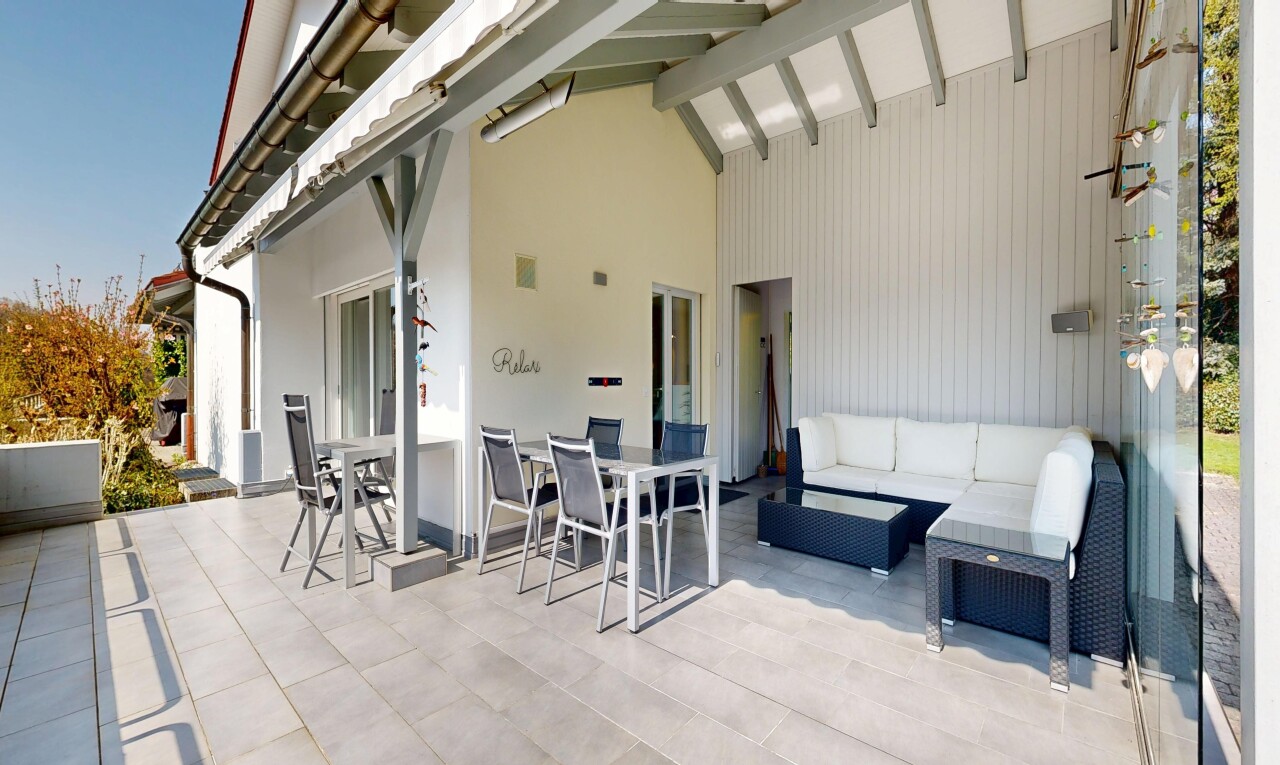 terrasse avec coin repas extérieur, terrasse, property visible, et espace de vie extérieur