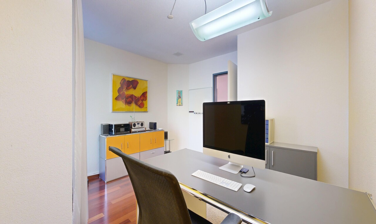 bureau avec télévision, wood finish floor, sol en finition bois, inside property, et drywall