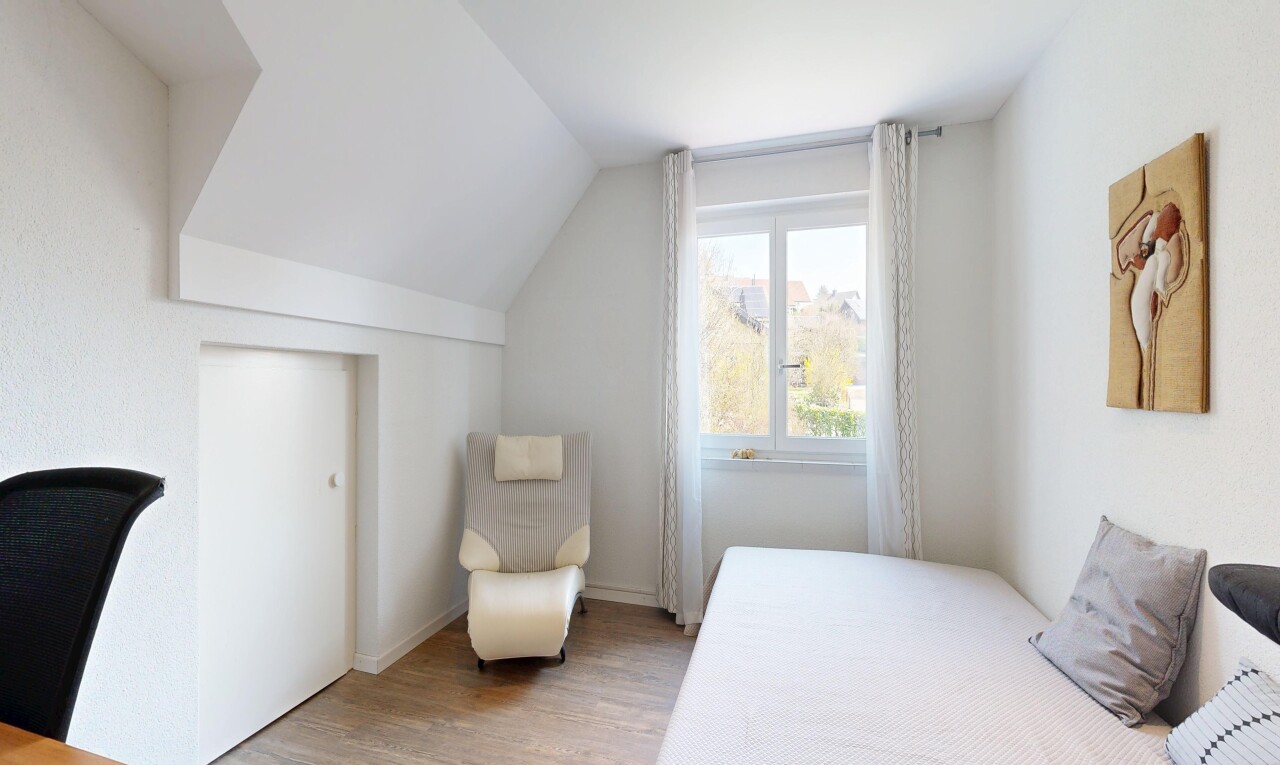 chambre avec sol en finition bois, wood finish floor, lumière naturelle, natural light, et inside property