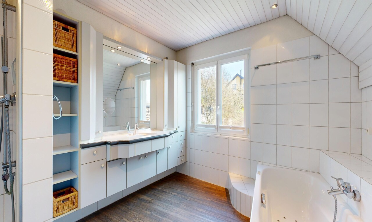 salle de bains avec bain, lavabo (ou coiffeuse selon le contexte), mur en carrelage, tile wall, et salle de bain complète