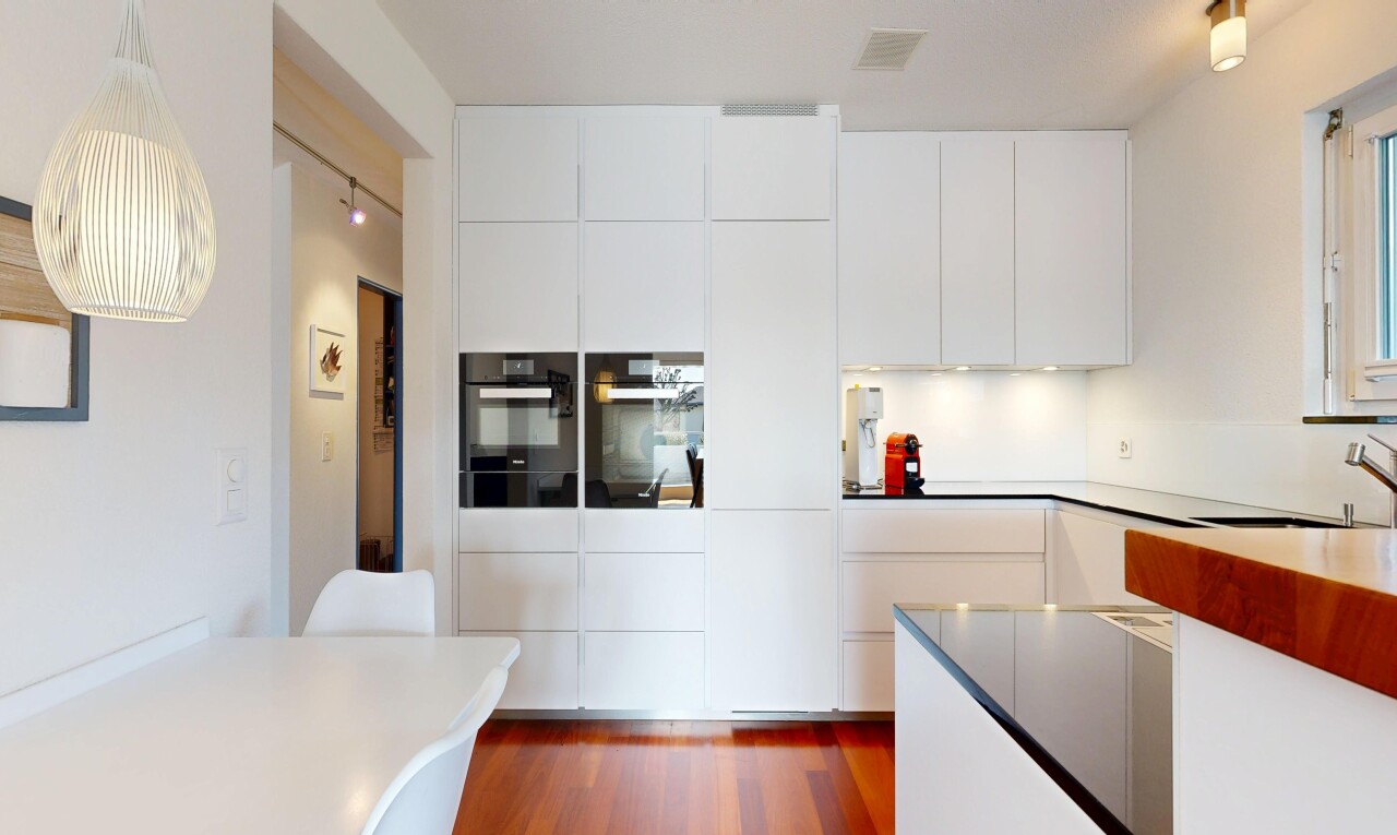 cuisine avec armoires blanches, white cabinets, cloison sèche, drywall, et inside property