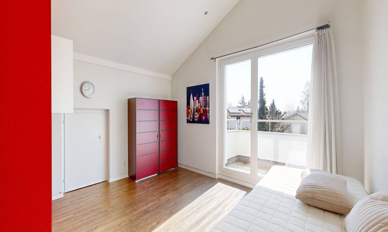 chambre avec inside property, lumière naturelle, natural light, sol en finition bois, et wood finish floor