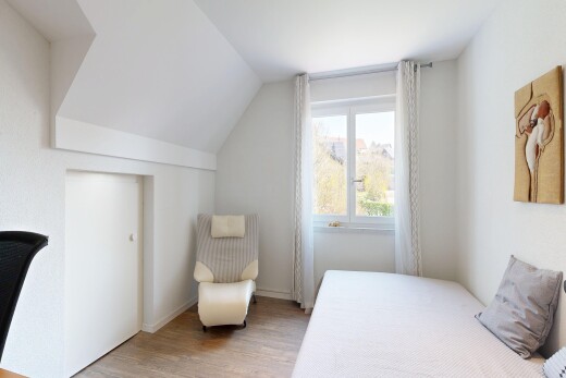 zimmer / schlafzimmer mit holzfußboden, wood finish floor, natürliches licht, natural light, und inside property