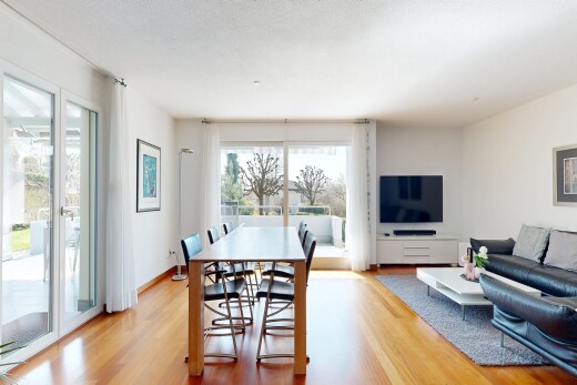 wohn- / esszimmer mit fernseher, inside property, wood finish floor, holzfußboden, und drywall