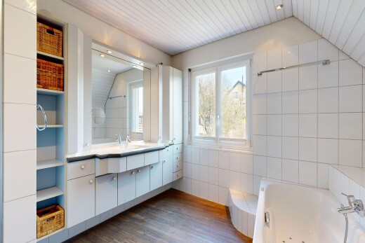 salle de bains avec bain, lavabo (ou coiffeuse selon le contexte), mur en carrelage, tile wall, et salle de bain complète