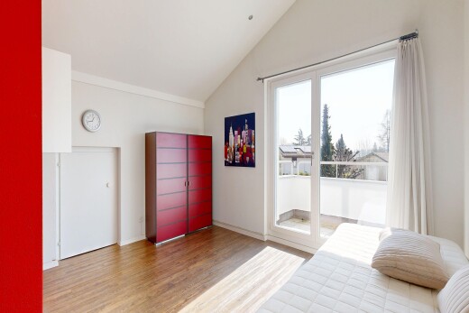 chambre avec inside property, lumière naturelle, natural light, sol en finition bois, et wood finish floor