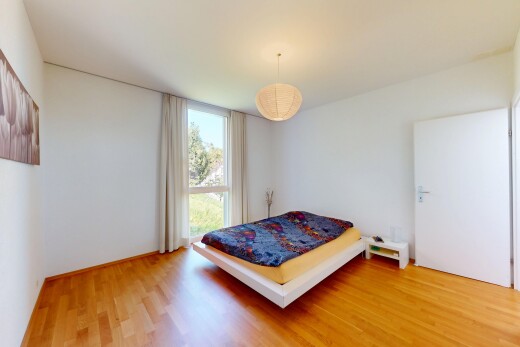 zimmer / schlafzimmer mit gipskartonwand, natürliches licht, und holzfußboden