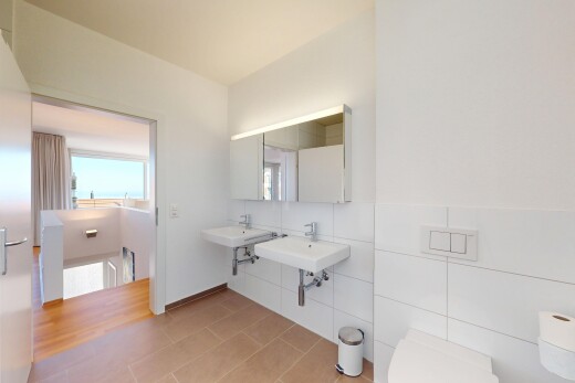 bad mit toilette, spiegel, natürliches licht, und gipskartonwand