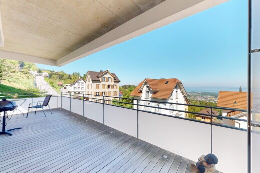 terrasse mit wohngebietblick und balkon