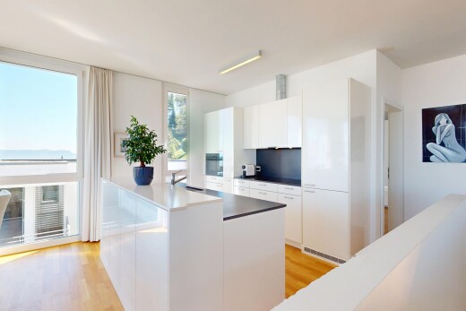 küche mit natürliches licht, weiße schränke, holzfußboden, schränke mit flachen paneelen, und gipskartonwand