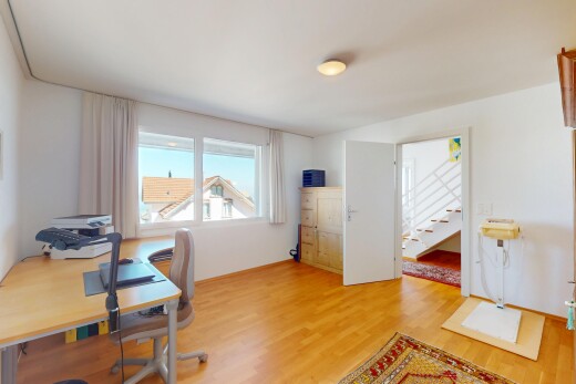 büro mit natürliches licht, holzfußboden, gipskartonwand, und bürobereich