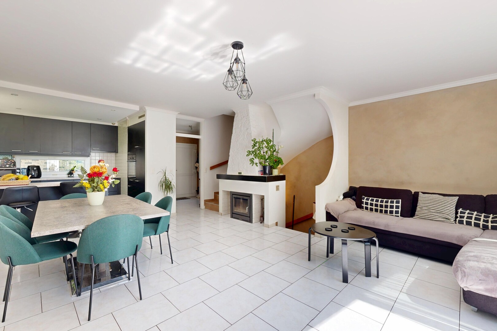 salon / salle à manger avec light floor, inside property, cheminée, sol en carrelage, et tile floor