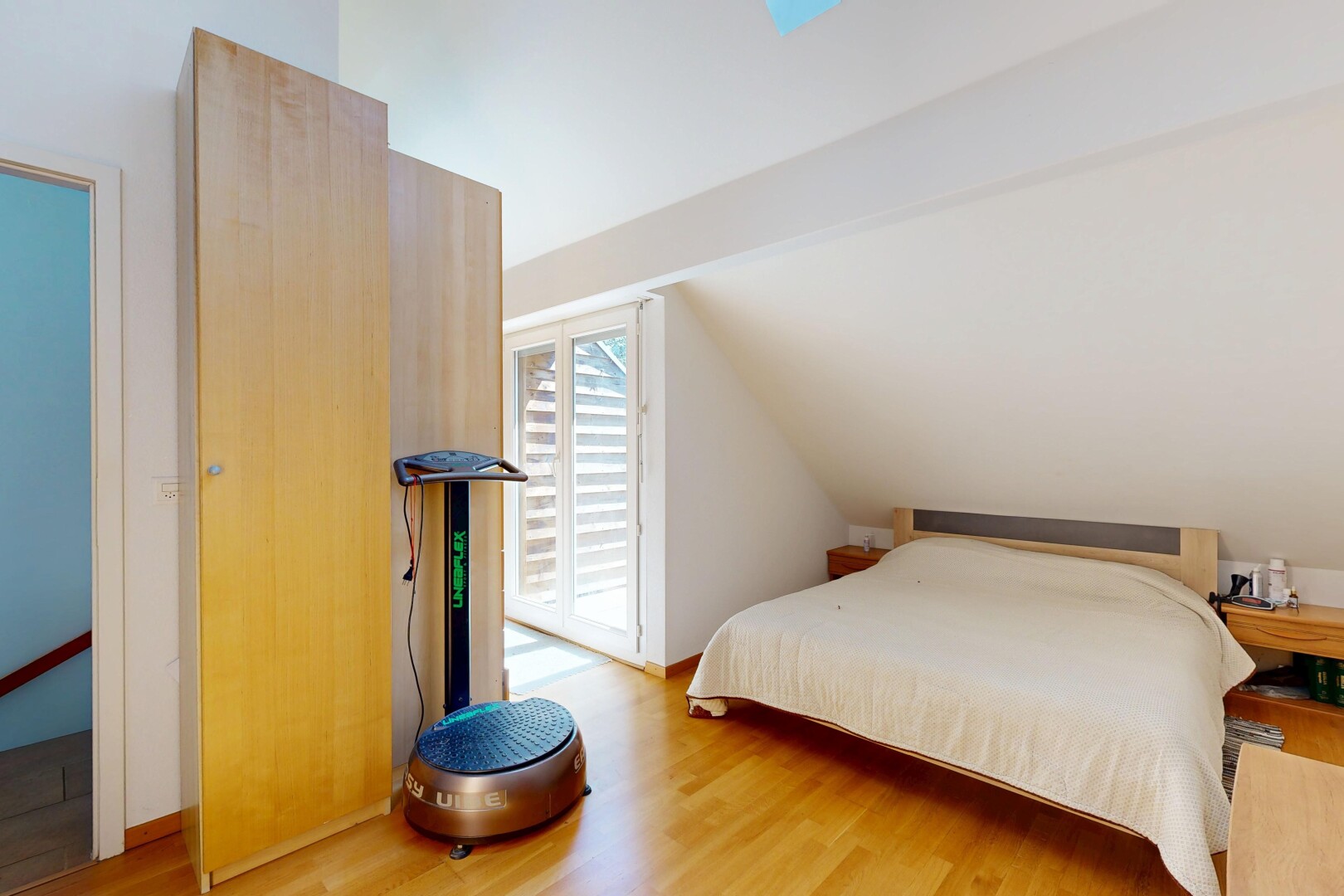 chambre avec accès à l'extérieur, sol en finition bois, wood finish floor, cloison sèche, et drywall