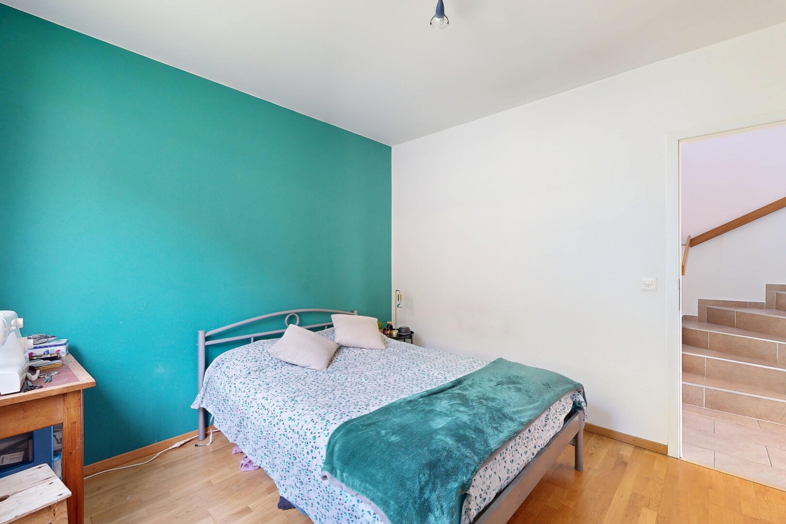 chambre avec sol en finition bois, wood finish floor, cloison sèche, drywall, et inside property