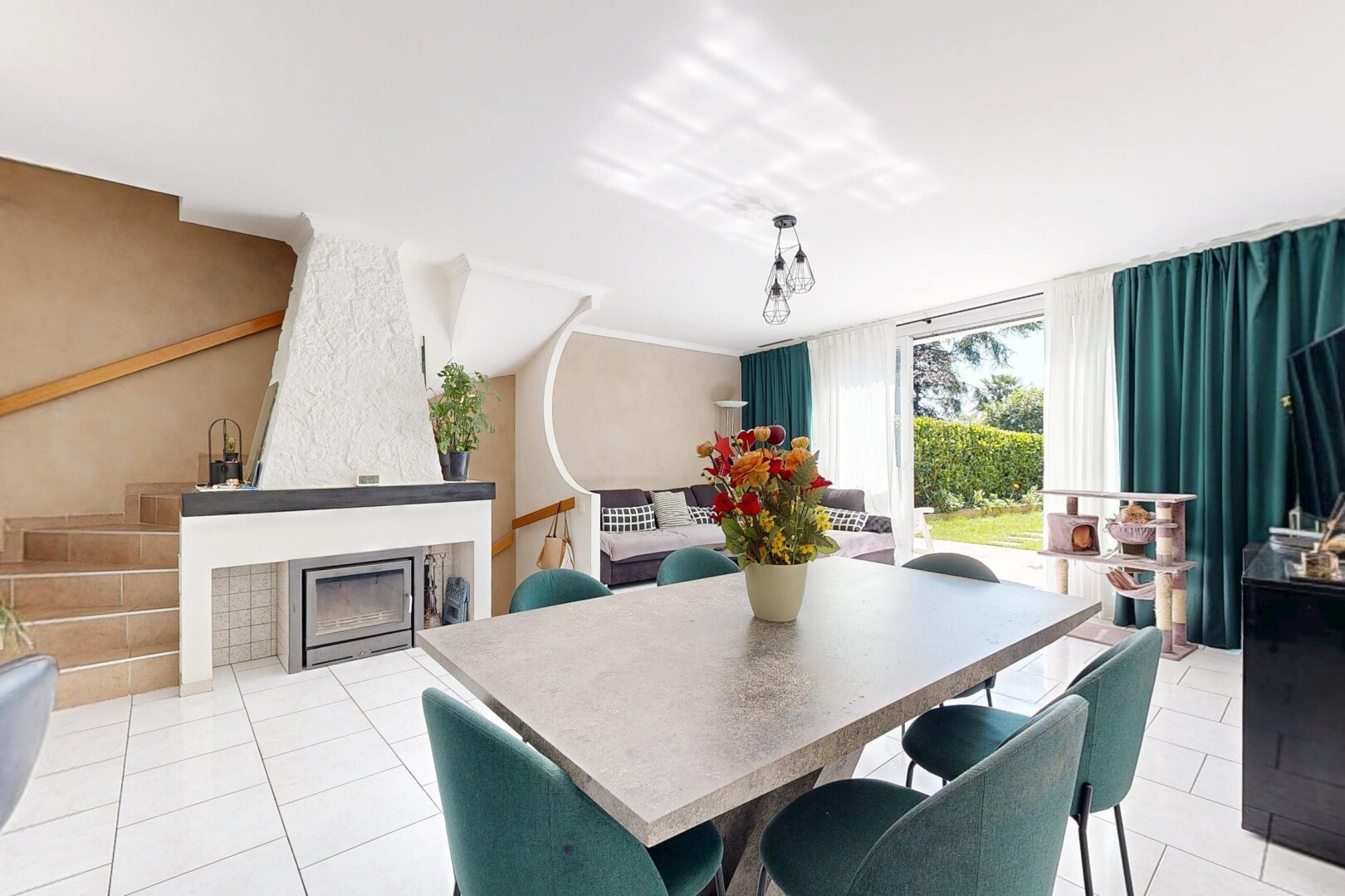 salle à manger avec light floor, inside property, natural light, lumière naturelle, et cheminée