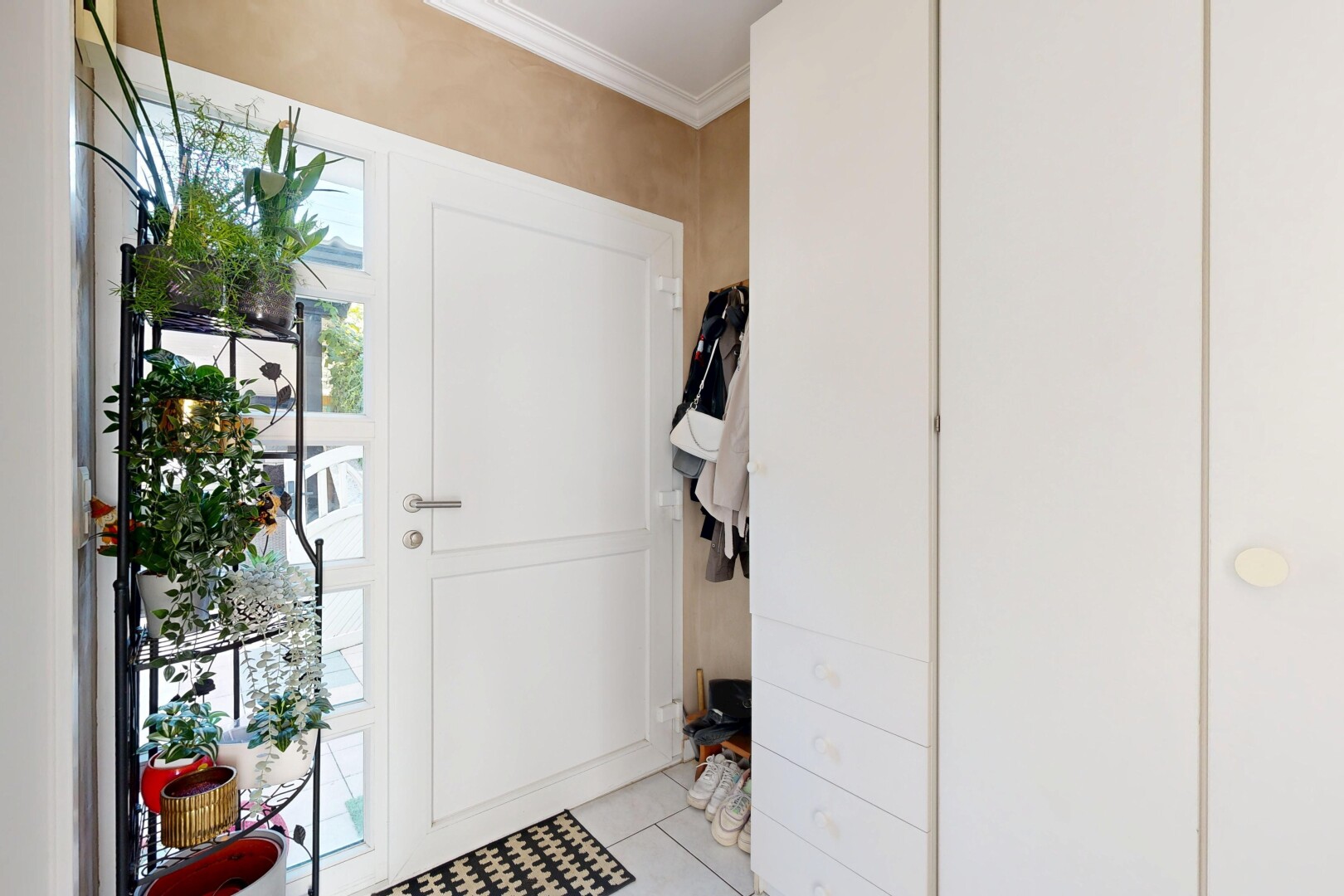 couloir avec inside property, moulures, crown molding, light floor, et lumière naturelle