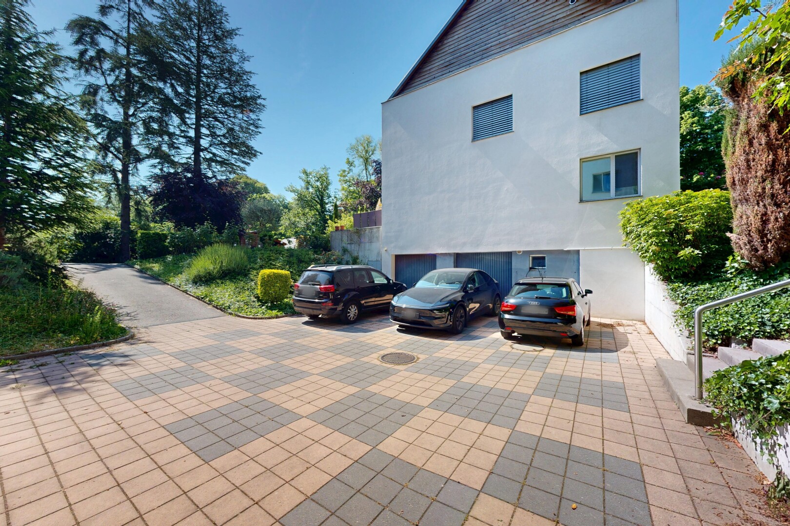 façade avec day time, bardage en stuc, allée, et garage intégré