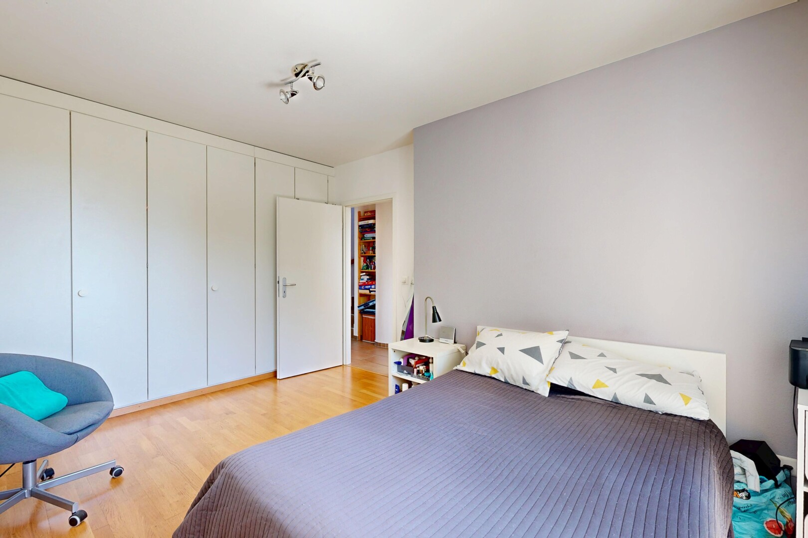 chambre avec wood finish floor, sol en finition bois, light floor, inside property, et drywall