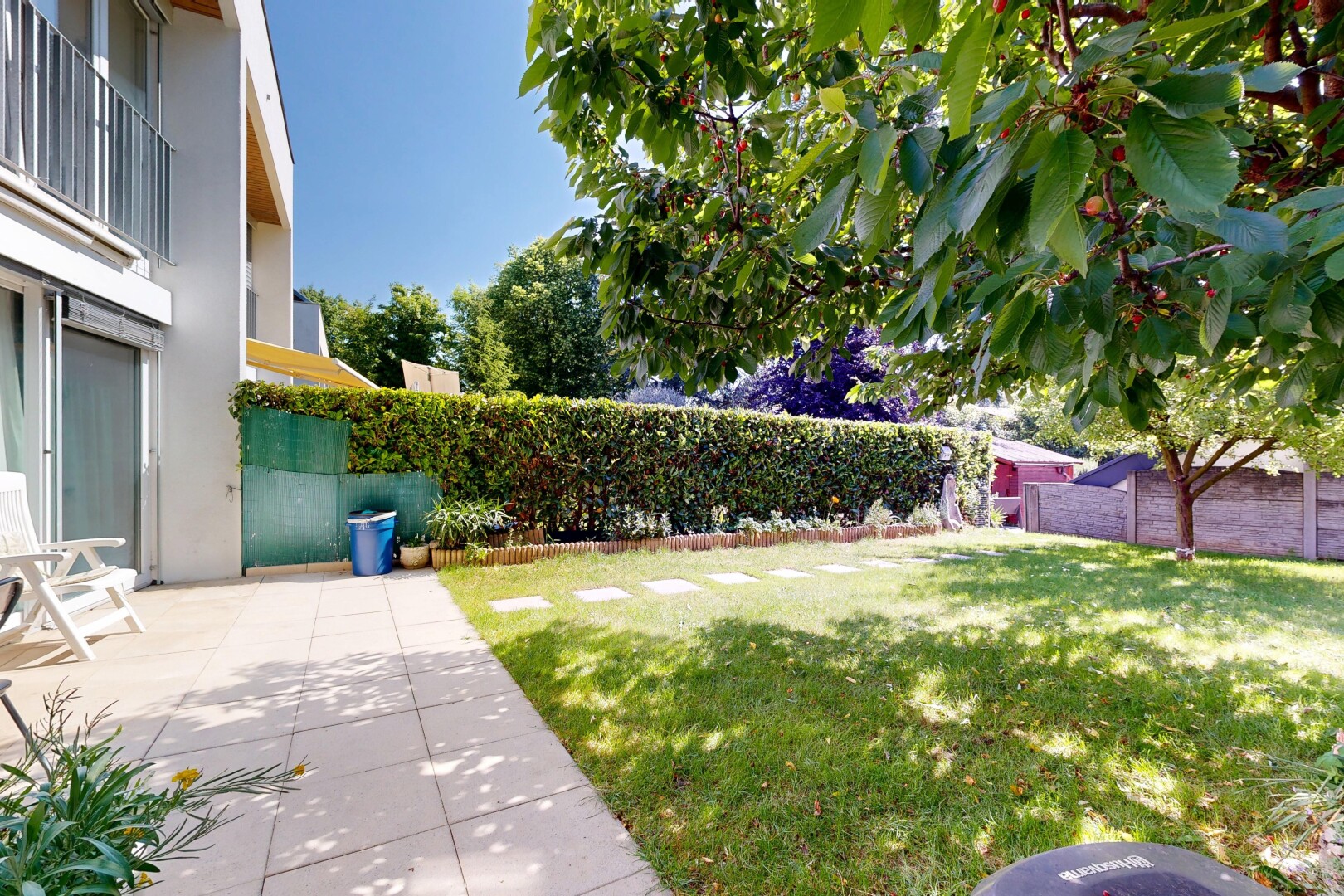 jardin avec pelouse, clôture, day time, et from property